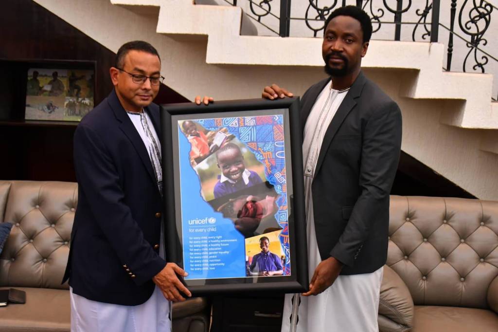 Mr. Robin Nandy, the United Nations Children’s Fund (UNICEF) representative to Uganda, and His Majesty William Gabula Nadiope IV, the Kyabazinga of Busoga, pose for a photo to celebrate their partnership.